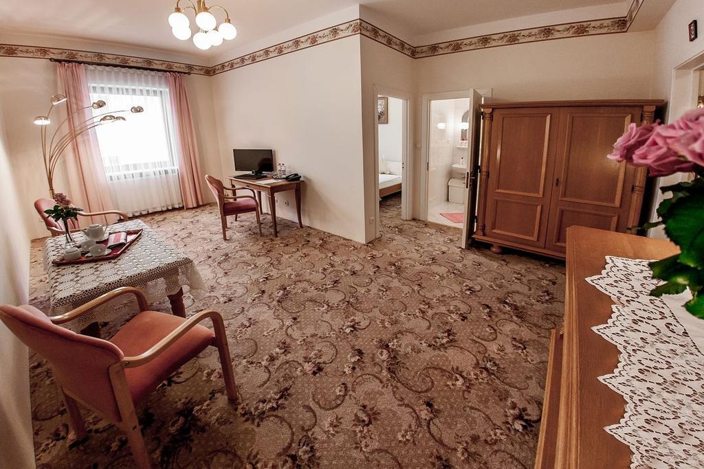 לינה וארוחת בוקר סווראוץ' Palazzo Adler מראה חיצוני תמונה
